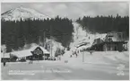 Vykort över Övre Bergbanestationen i  Åre med Mövikshumeln i bakgrunden.