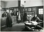 SJ Resebyrå Göteborg, stationsbyggnaden västra flygeln.
I angränsande rum i bakgrunden syns föreståndare Verner Wallborg.