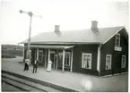 Jämshög station. Hållplats anlagd 1886. Station utmed den så kallade Holjebanan, från Holje till Sandbäck. Semaforen på plattformen har så kallade gallerverksvingar.