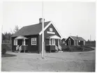 Bränntjärns stationsstuga. Statens Järnvägar, SJ. Banan och hållplatsen öppnades 1928. Stationen lades ner 1966 men öppnades igen som ett sidospår 1968 och fram till 1983.