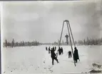 Gällivare-Porjus, rälsläggning
Snöskottning för rälsläggning.
Konstgjord belysning.
Från bygget av arbetsspåret mellan Gällivare och Porjus. Bilden visar snöskottning vintern 1910/1911. Man skottade i princip undan snön och började lägga ut sliprar och spår på den frusna marken.