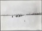 Gällivare-Porjus, rälsläggning.
Rälsläggning på frusen mark.
Från bygget av arbetsspåret mellan Gällivare och Porjus. Bilden visar snöskottning vintern 1910/1911. Man skottade i princip undan snön och började lägga ut sliprar och spår på den frusna marken.