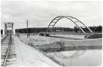 Järnvägsbron och landsvägsbron som går över Juktån