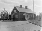 Envånings stationsstuga i trä, som är sammanbyggt i vinkel med godsmagasinet. Stationen anlades 1927.