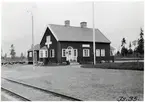 Fiandbergs stationshus är byggt i envånings stationshus i trä, och är byggt samman med godsmagasinet, 1921 anlades hållplats.