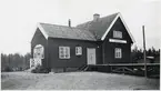 Stationsstuga i Kvarnbränna. Envånings stationsstuga i trä, som är sammanbyggt i vinkel med godsmagasinet, 1927 anlades hållplats.