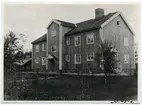 Bostadshus för baningjören med flera. Uppfört 1930.