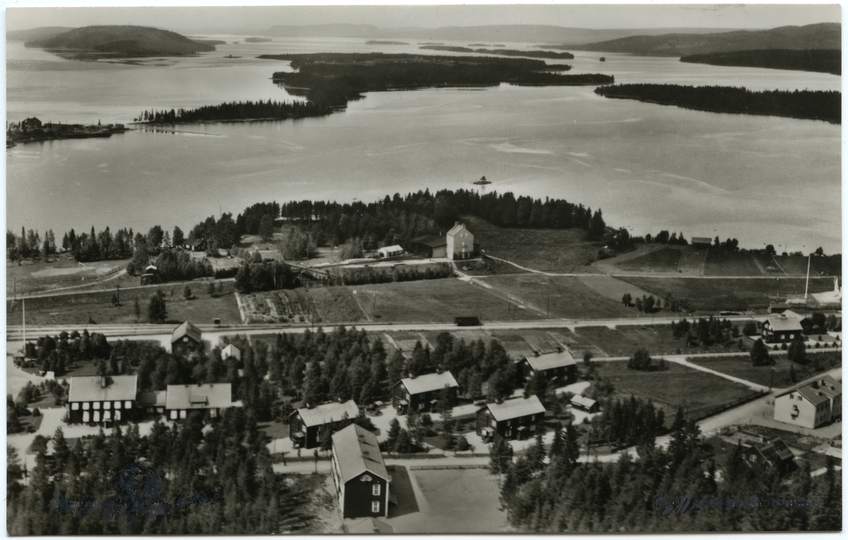 Flygbild över Storumans samhälle och bangård.