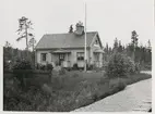 Envåningshus i trä. Trafik hållplats 1958, persontrafik nedlagd 1965.