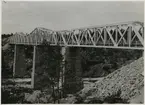 Järnvägsbron över Stora Luleälven.
188 m lång bro över Stora Lule älv.
21/11 1927  öppnades sträckan Porjus - Jokkmokk av SJ.