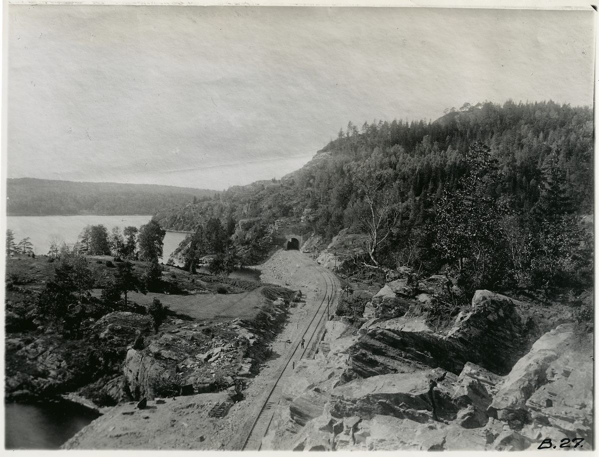 Järnvägstunnel vid stranden på linjen mellan Olskroken och Stenungsund.