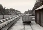 Magasin och godsvagn nummer 280. det ligger högar med slipers bakom godsvagnarna. Station öppnad 1876-07-01.