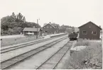 Stationen ligger till vänster och godsmagasinet till höger. Trafik började 1876, nedlagd 1981-05-31.