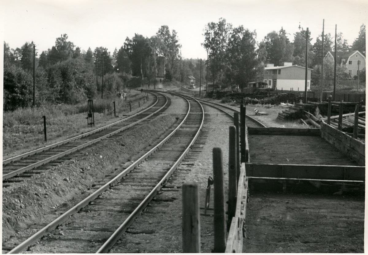 Skogstorp, mot söder. Bilden tagen inför elektrifieringen av Trafikaktiebolaget Grängesberg - Oxelösunds Järnvägar.