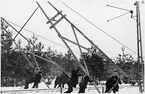 Elektrifieringsarbete på linjen strax söder om Hasselfors station.