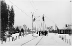 Elektrifieringsarbete på linjen strax söder om Hasselfors järnvägsstation.