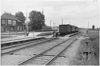 Väsby station. Lokaltåg draget av Statens Järnvägar, SJ S, två SJ Co5 samt SJ F1 modell 1899. TT.