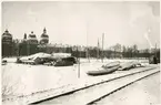 Mariefreds ångbåtsstation med Gripsholms slott i bakgrunden.