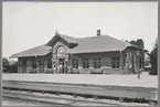 Lerum station med exteriör mot banan.