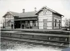 Rögle station med personalen uppställd inför stationshuset.