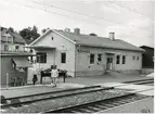 Sommen station. Personal i sommaruniform.