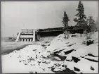 Porjus kraftverk under byggnation vid Stora Lule älv. Panorama över arbetet i den stora älvfåran.