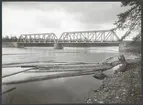 Järnvägsbron över Långan strax ovanför där denna rinner ner i Indalsälven. På Iinjen mellan Litsnäset och Klösta längs Inlandsbanan.