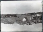 Järnvägsbron byggs över Piteälven vid Sikfors på linjen mellan Piteå och Älvsbyn.