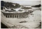 Vattenrenna för överflödsvatten vid järnvägsbron över Piteälven vid Sikfors på linjen mellan Piteå och Älvsbyn.