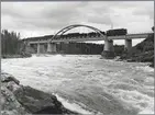 Godståg på bron över Skellefteälven på linjen mellan Karsbäcken och Kusfors.