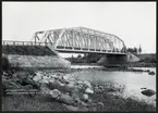 Järnvägs-och landsvägsbron över Stryckån (Kalix älvs bigren) vid Morjärv på linjen mellan Morjärv och Vitvattnet.