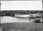 Godståg 4354 på järnvägsbron över Strömsholms kanal (Kolbäcksån) vid sjön Kratten på linjen mellan Fagersta C (Västanfors) och Dagarn.