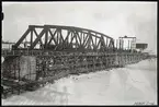 Svängbron över Torne älv under uppbyggnad. På linjen mellan Haparanda - Torneå.