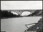 Järnvägsbron över Ångermanälven vid Forsmo på linjen mellan Långsele och Mellansel. Äldre bro syns bakom.