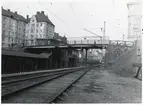 Timmermansgatans bro över spårområdet vid Stockholm Södra Station. Stationsbyggnaden till vänster straxt bakom bron