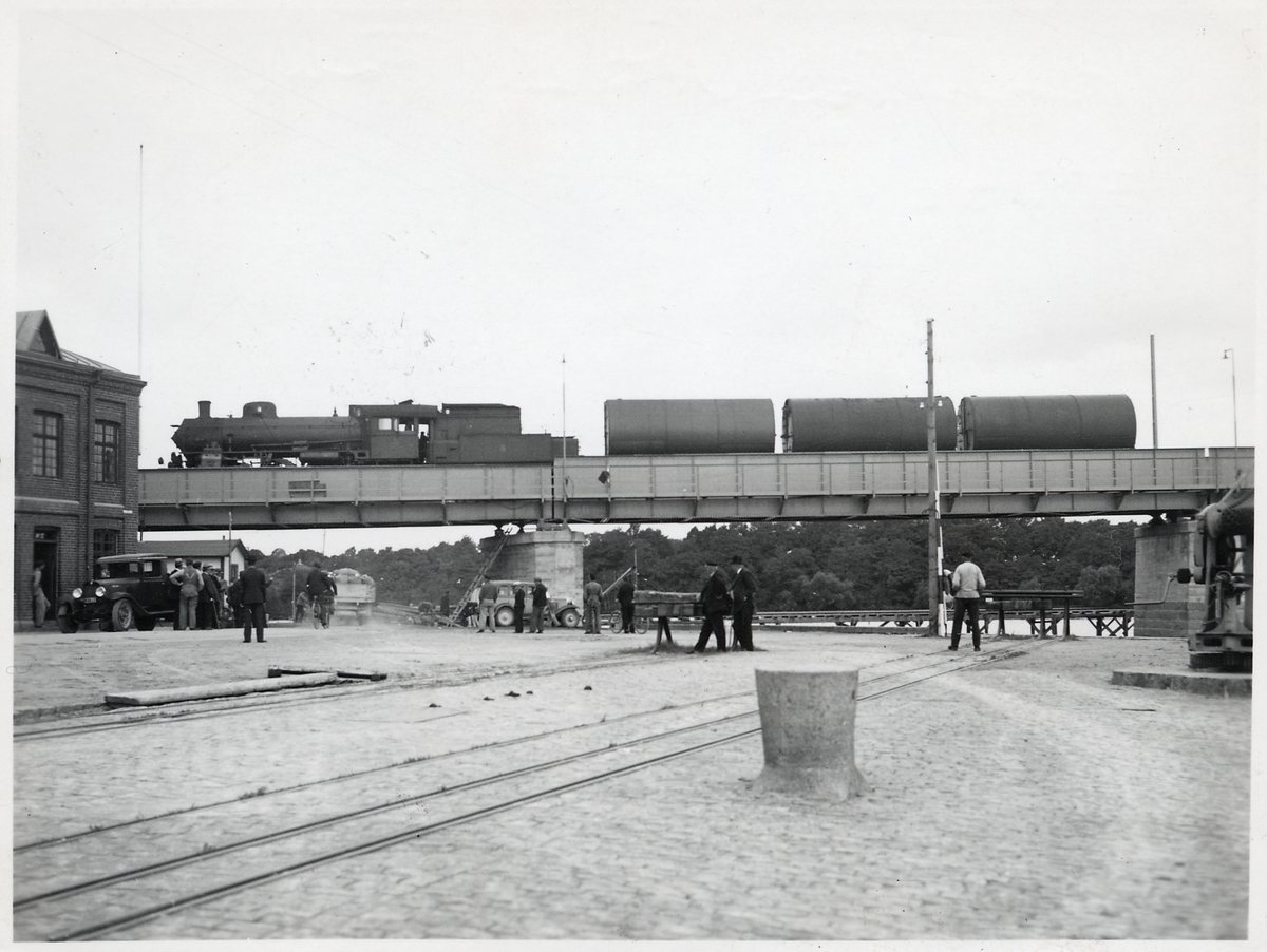 Statens Järnvägar, SJ B 1082 samt tre broprovningsvagnar Bycf Q9 
Provbelastning av den nya järnvägsbron över Ätran vid Falkenberg.