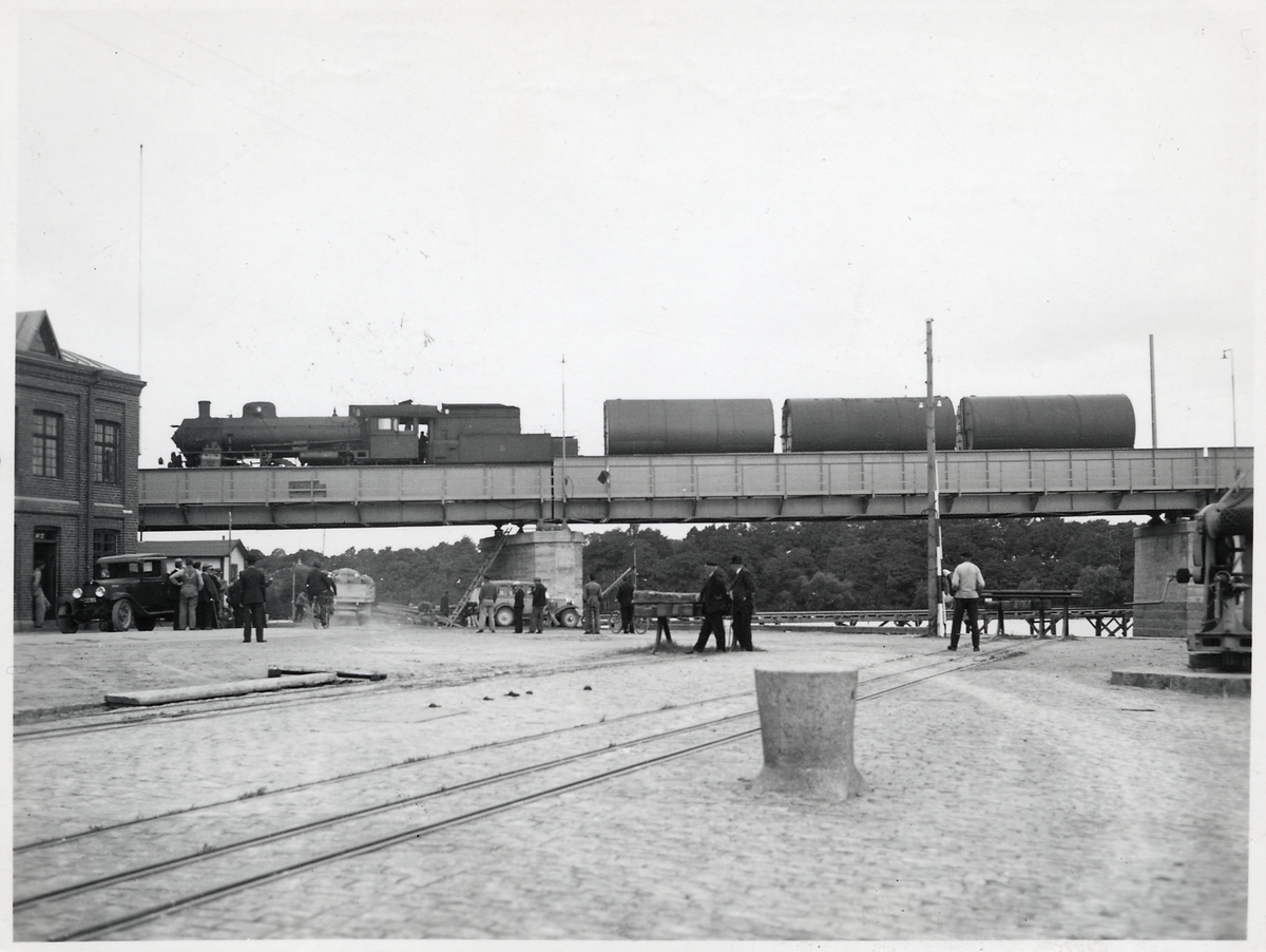 Statens Järnvägar, SJ B 1082. Provbelastning av den nya järnvägsbron över Ätran vid Falkenberg.