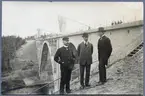 Invigning av järnvägsbron över Öreälven 5 oktober 1919. Från vänster Arbetschef Tydén, Byggnadsföreståndare Moberg och Lilliehök.