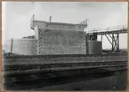 Byggnation av vägbro över bangården vid Lund centralstation. Uppförande av västra landfästet, december 1924.
