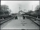 Vägporten över Trollebergsvägen i Lund färdigbyggd. Lund centralstation i bakgrunden.