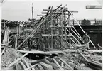 Byggnationen av ny järnvägsviadukt över Norrtullsgatan. Gjutning av bottenplatta för fundament.