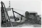 Byggnationen av ny järnvägsviadukt över Norrtullsgatan. Schaktning för fundament.