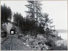 Järnvägstunnel vid Marbäck bredvid sjön Åsunden.