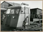 Statens Järnvägar, motortralla MTR52 156. 

Fordonet i bakgrunden är troligen en MTR31.