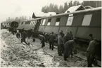Tåg 93, Nordpilen, efter urspårning på sträckan mellan Simeå och Undersvik 1956-03-27.
Omkring kl 10. Uppdragning av vagn 2 pågår.