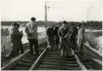 Banarbete efter urspårning av tåg 93, Nordpilen, på sträckan mellan Simeå och Undersvik 1956-03-27.