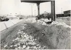 Snö och is på stationsområde.