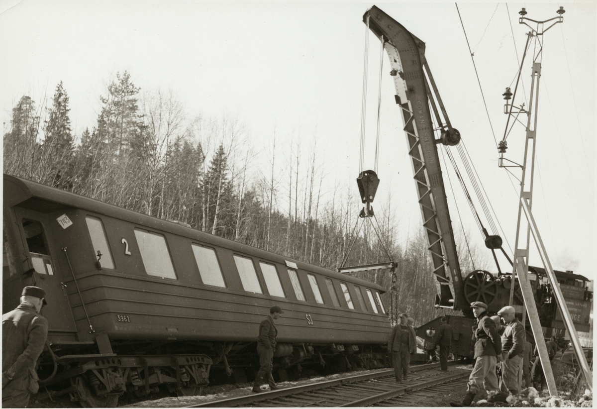 Statens Järnvägar, SJ BCo7b lyfts av SJ A2 "Ånge" efter urspårningen vid Granbo station.