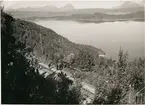 Statens Järnvägar, SJ Oe 74.

Vy på personal vid ras med Ofotfjorden i bild på linjen mellan Narvik och Riksgränsen i närheten av Straumsnes.