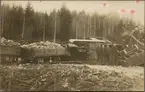 Bredsjö - Dalkarsbergs Järnväg, BDJ lok 5 och BDJ J 285 lastad vagn och BDJ J 250 tomvagn. Tågolycka mellan Dalkarlsberg och Vikersvik april 1912 vid Skrikarhyttan.